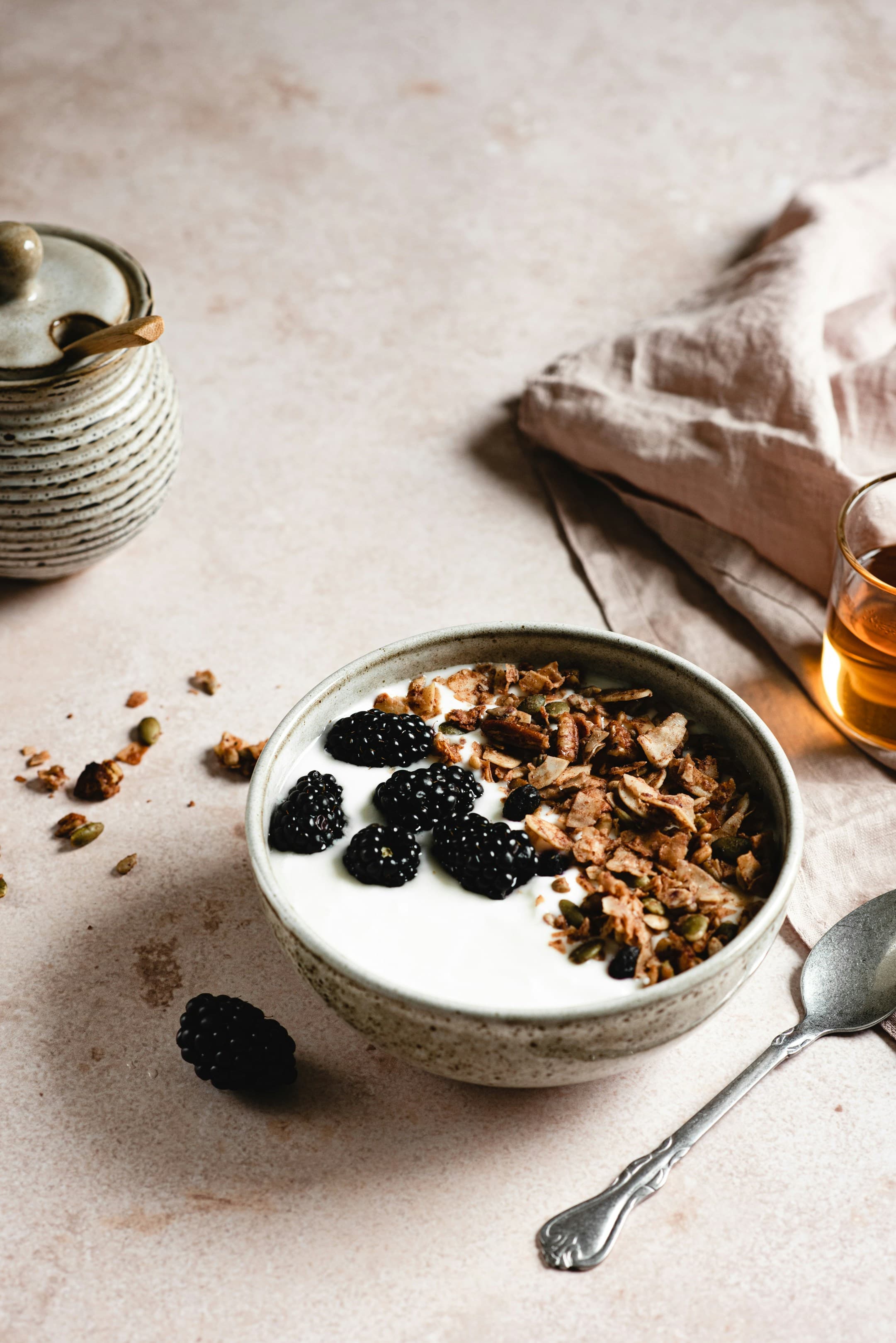 Bowl skyr fruits rouges granola